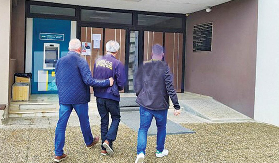 Καμπάνα 13 ετών στον 43χρονο που σκότωσε τη μητέρα του, αλλά όπως λέει, την έχουν... απαγάγει μαζί με τη γυναίκα του