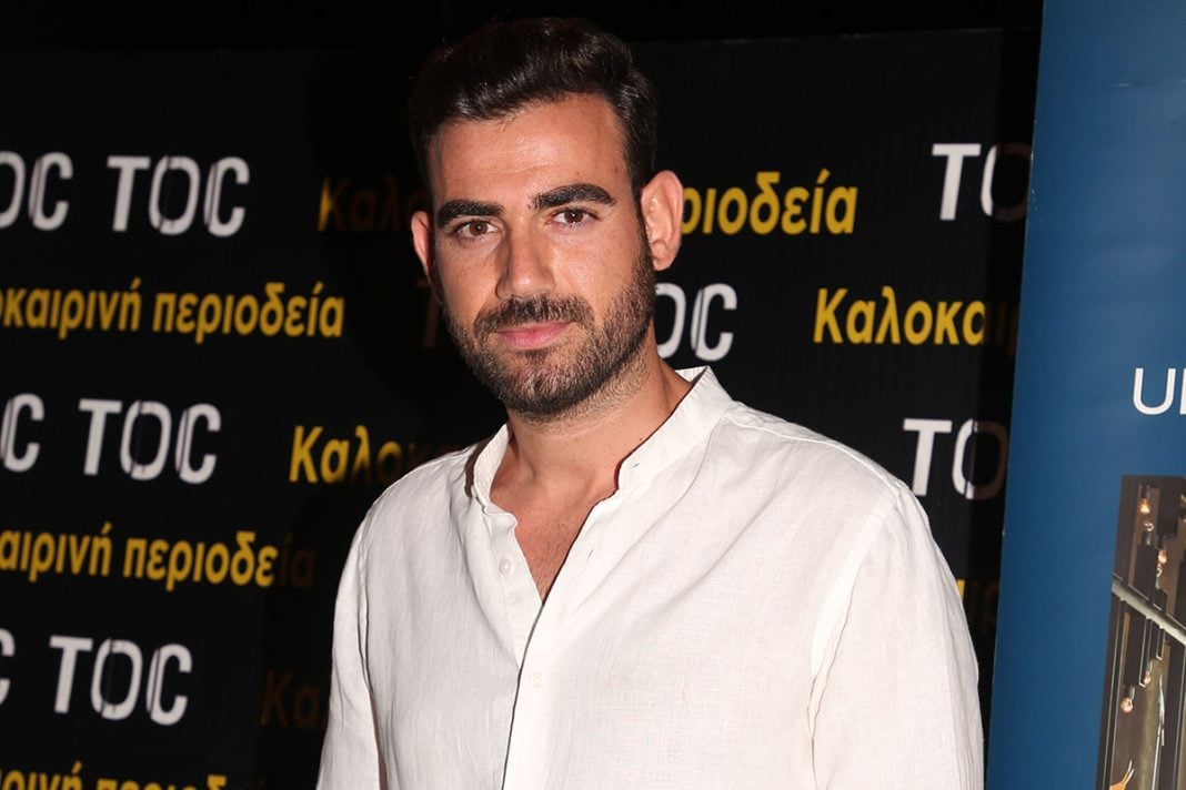 Νίκος Πολυδερόπουλος: Αγκαλιά με τον γιο του στο παιδικό δωμάτιο
