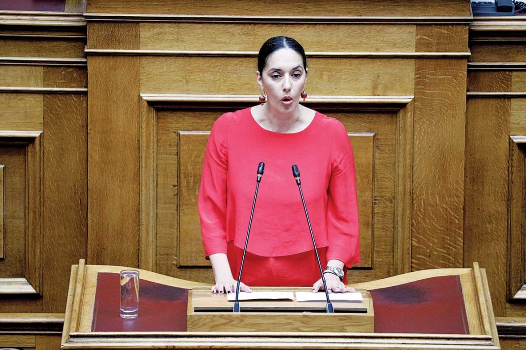 Η εκτός Βουλής Νόνη Δούνια θίχτηκε για τη λέξη celebrity