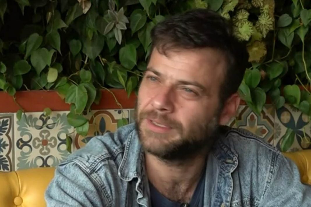 Ορέστης Τζιόβας: Δεν θα πιστέψετε τι πέταξε σε φωτογράφο που τον απαθανάτιζε
