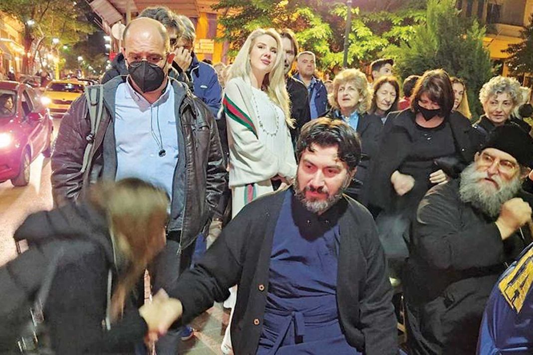 Το «comeback» του πατέρα Αντωνίου της «Κιβωτού» - Το περιστατικό έξω από τη Μητρόπολη Αθηνών