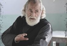 Ο Μιχάλης Αεράκης ποζάρει με τον γιο του ανήμερα των γενεθλίων του