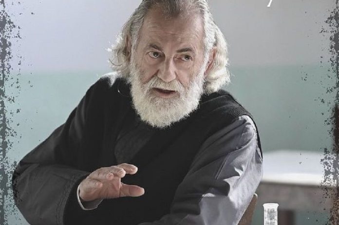Ο Μιχάλης Αεράκης πόζαρε αγκαλιά με τον γιο και τη νύφη του