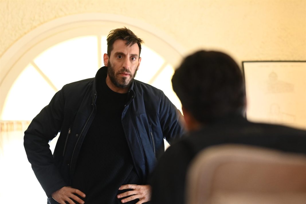 «Σασμός»: Ο Βαγγέλης τρομοκρατημένος που η αστυνομία τον πλησιάζει για τη δολοφονία Ξαξίρη