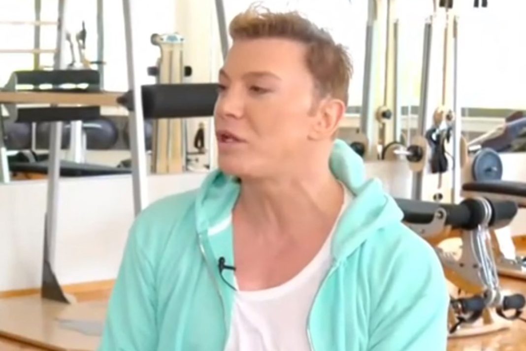 Ζαχαράτος για Βαρουφάκη: «Μου θυμίζει ιδιοκτήτη γραφείων τελετών»