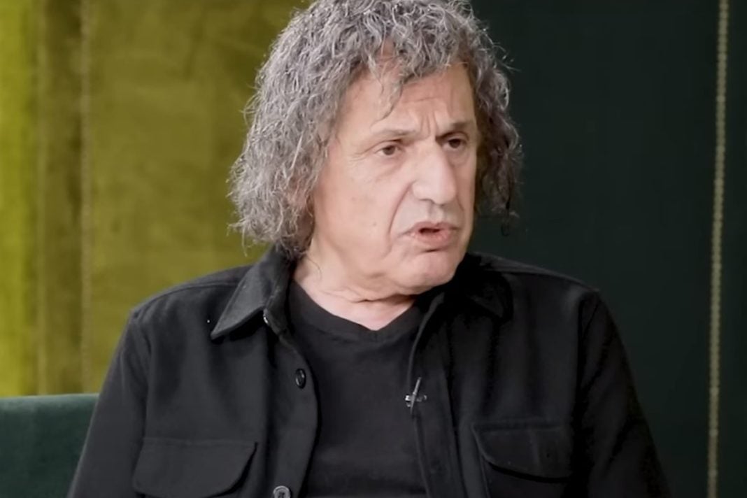 Βασίλης Παπακωνσταντίνου: Το μήνυμά του μετά το εξιτήριο – «Είμαι καλά και αναρρώνω στο σπίτι, κοντά στην οικογένειά μου»