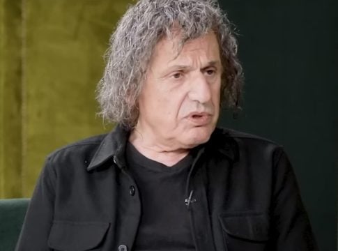 Βασίλης Παπακωνσταντίνου: Το μήνυμά του μετά το εξιτήριο – «Είμαι καλά και αναρρώνω στο σπίτι, κοντά στην οικογένειά μου»