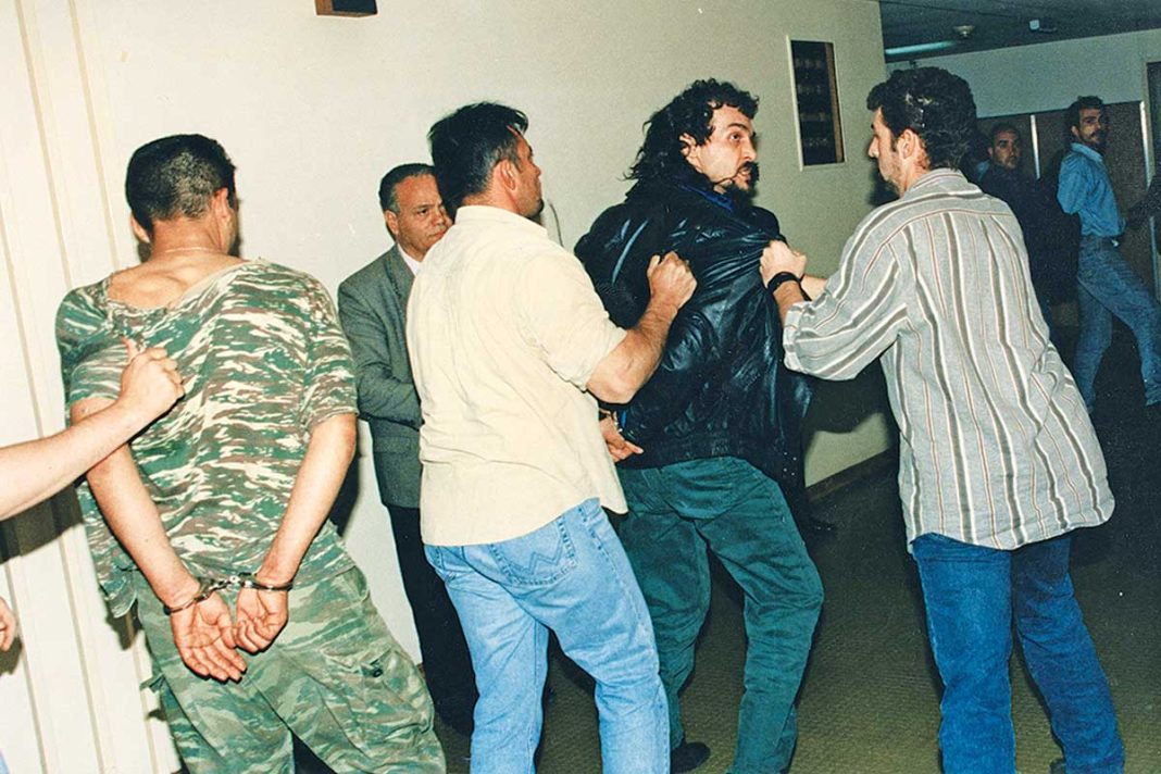 O ανήλικος γιος του ποινικού Βασίλη Βαρελά μαχαίρωσε Αρμένιο έξω από νυχτερινό κέντρο