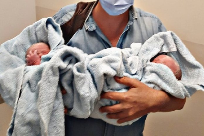 Έλληνας παρουσιαστής απέκτησε δίδυμα και το ανακοίνωσε στο facebook