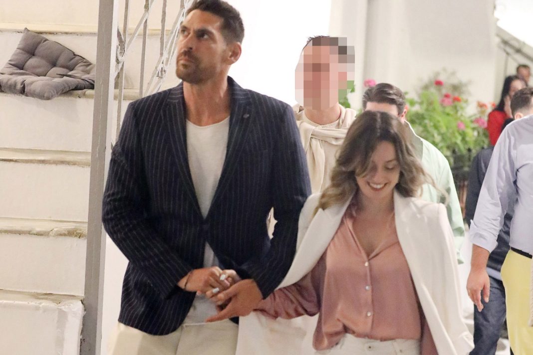Ο Γιάννης Σπαλιάρας με τη σύντροφό του στη Μύκονο