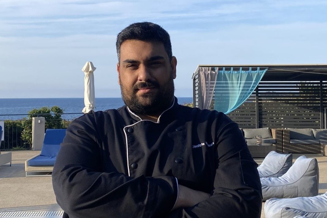 Δημήτρης Νίκαινας: Ο σεφ που ταξιδεύει τους τουρίστες στις γεύσεις του ελληνικού μεζέ