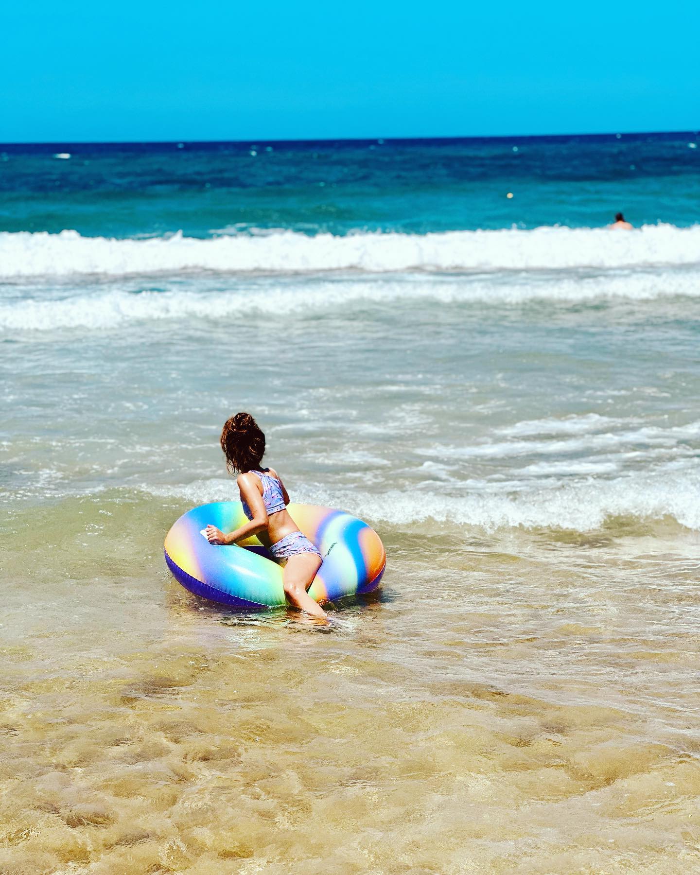Photo by ⓋⒶⓈⒾⓁⒾⓀⒾ ⓁⒶⓈⓀⒶⓇⒶⓀⒾ in Heraklion Greece. May be an image of 2 people beach ball raft and beanbag chair