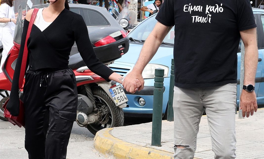 Ο έρως χρόνια δεν κοιτά - Χεράκι χεράκι στη Γλυφάδα!