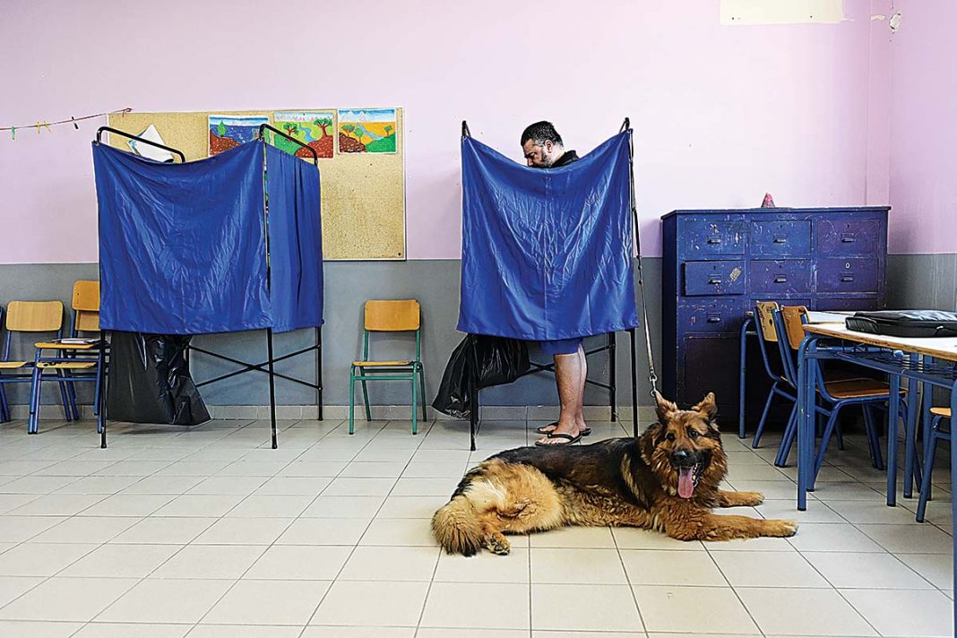 Εκλογές 2023: Τσολιάδες, τετράποδοι «ψηφοφόροι», ακόμα και μωρά έκαναν την εμφάνισή τους