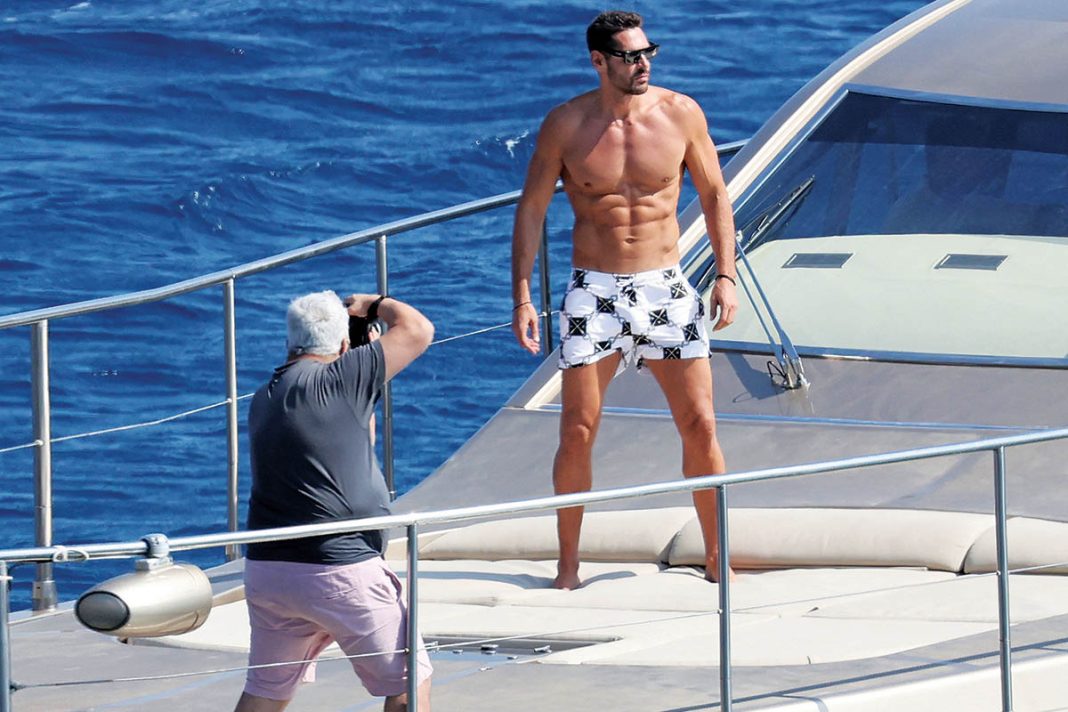 Φωτογράφηση με μαγιό σε γιοτ για τον Σπαλιάρα με την αγαπημένη του Αγγέλικα στο πλευρό του