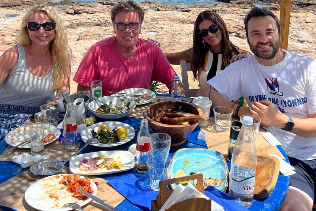 Το «Happy Day» βγήκε για φαγητό δίπλα στη θάλασσα