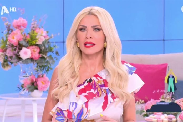 Έξαλλη η Καινούργιου on air: «Μου απαγορεύετε να λέω το οτιδήποτε, αν παρεκκλίνω από το ακουστικό;»
