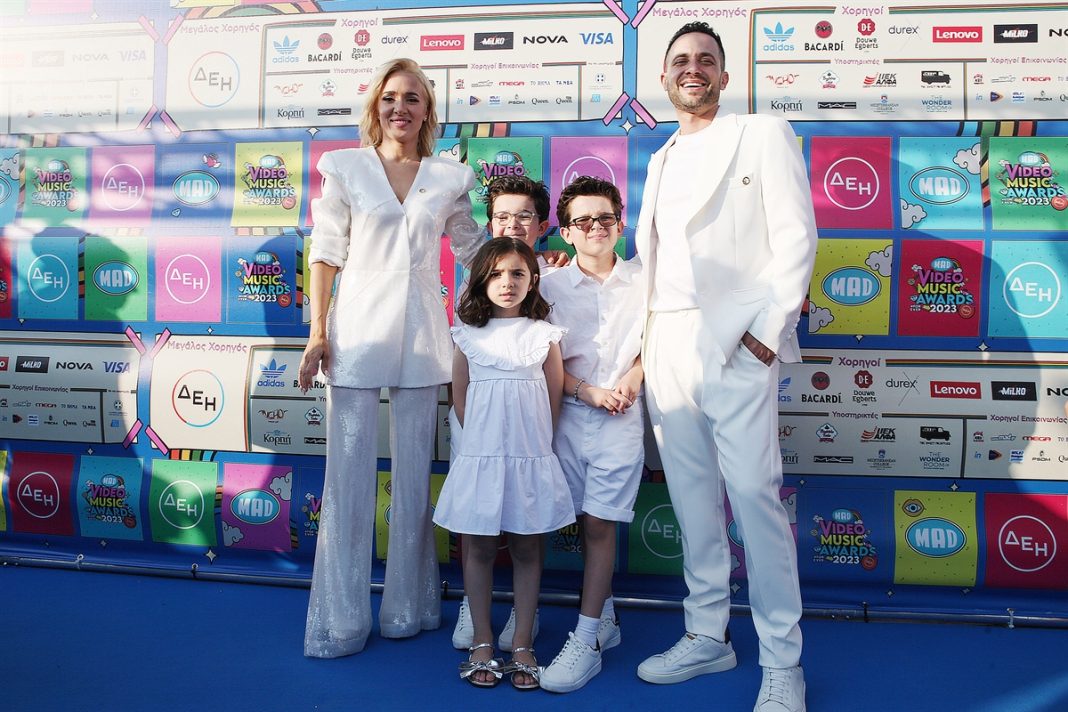 «MAD VMA 2023»: Η άφιξη της Καλομοίρας με την οικογένειά της και η εμφάνισή της στη σκηνή