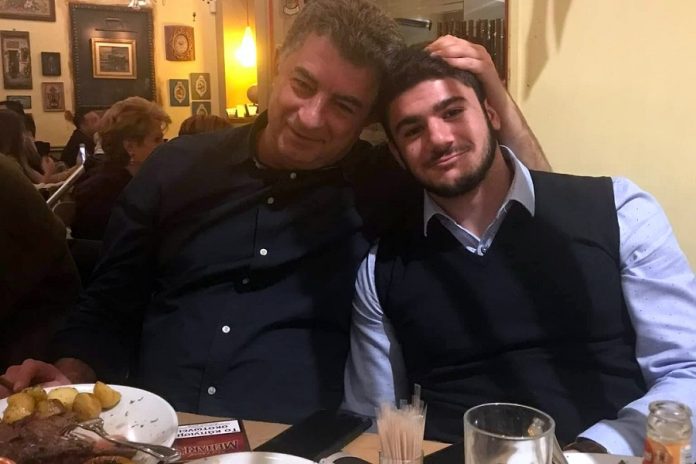 Συγκλονίζει ο γιος του Γιώργου Καραϊβάζ – «Δε θα δεχτούμε ούτε ένα ευρώ για τη δολοφονία του»