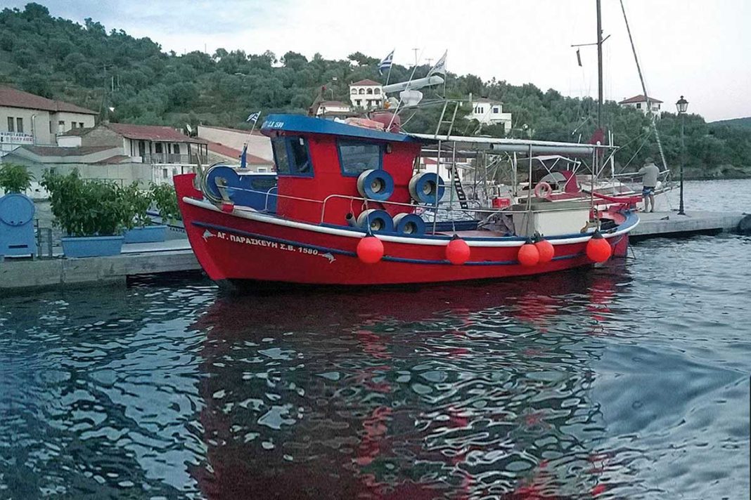 Οι τελευταίοι καραβομαραγκοί της Χαλκιδικής που εξακολουθούν να φτιάχνουν καΐκια από κορμούς