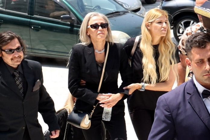 Κηδεία Γιάννη Φλωρινιώτη: Συντετριμμένη και υποβασταζόμενη έφτασε η κόρη του