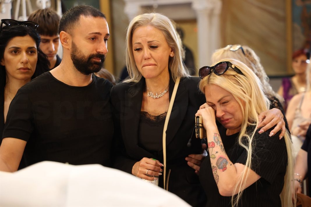 Κηδεία Γιάννη Φλωρινιώτη: Η Γωγώ Γαρυφάλλου ξέσπασε σε κλάματα στην αγκαλιά της κόρης του