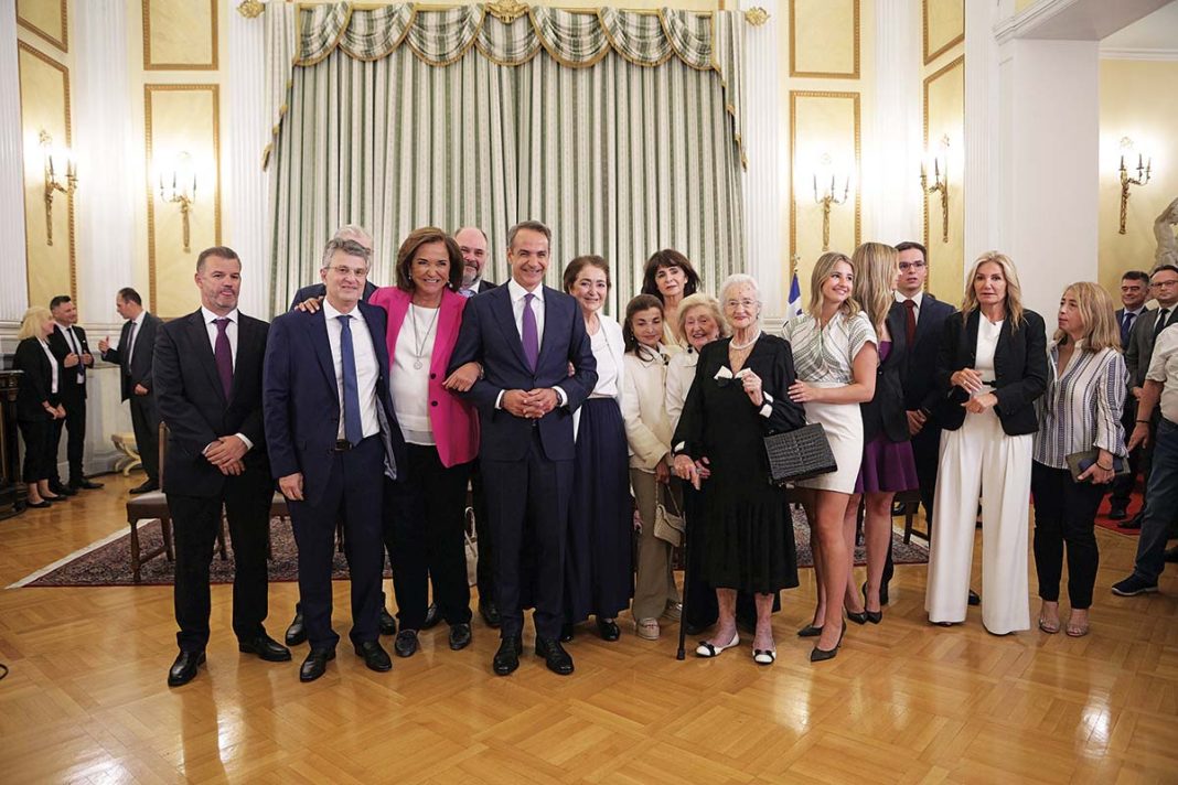 Ορκωμοσία Κυριάκου Μητσοτάκη: Modern family με Zeus + Dione, ροκ βραχιολάκι και δάκρυα