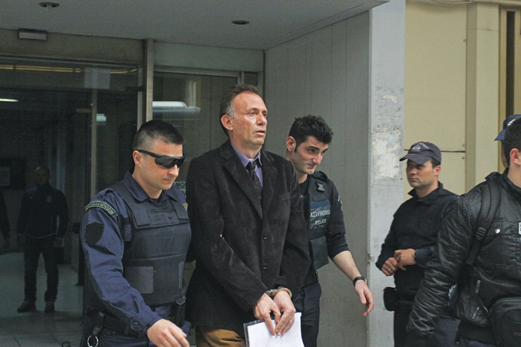 Χειροπέδες ξανά στον Νίκο Σειραγάκη που κυκλοφορούσε ελεύθερος παρά την αρχική καταδίκη των 401 ετών