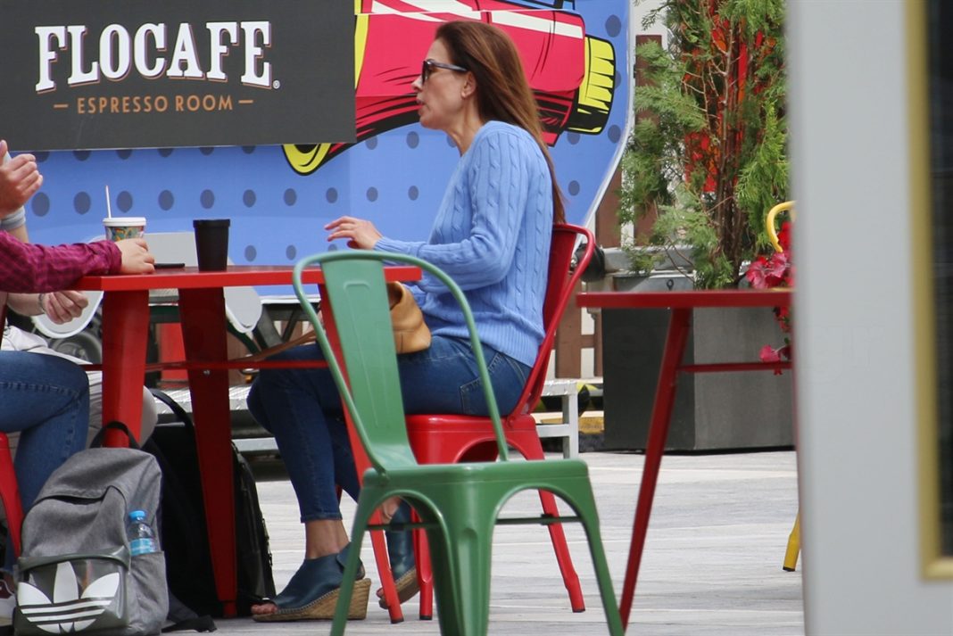 «Τσακώσαμε» τη Τζίνα Αλιμόνου να πίνει το καφεδάκι της στο Μαρούσι