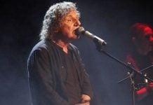 Ο Παπακωνσταντίνου διέκοψε τη συναυλία για τα καπνογόνα – «Δύο άνθρωποι κάηκαν εδώ δίπλα μας»