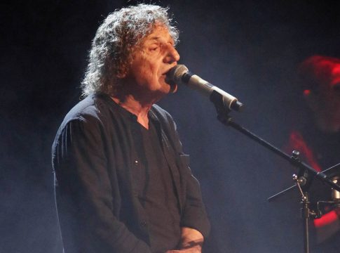 Ο Παπακωνσταντίνου διέκοψε τη συναυλία για τα καπνογόνα – «Δύο άνθρωποι κάηκαν εδώ δίπλα μας»
