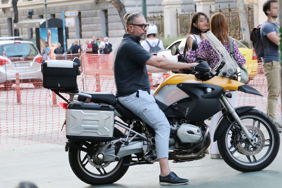 Με νέο λουκ ο easy rider Αιμίλιος Χειλάκης στο κέντρο της Αθήνας