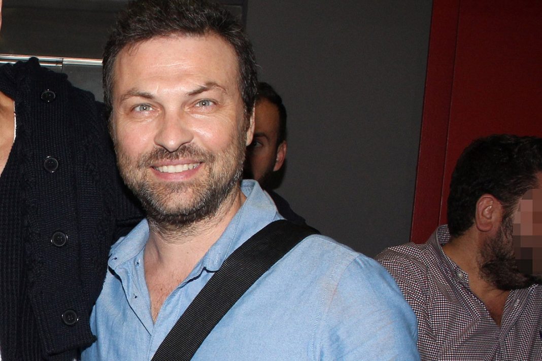 Ο Χρήστος Γιάνναρης ποζάρει στην ξαπλώστρα μετά τις βουτιές του