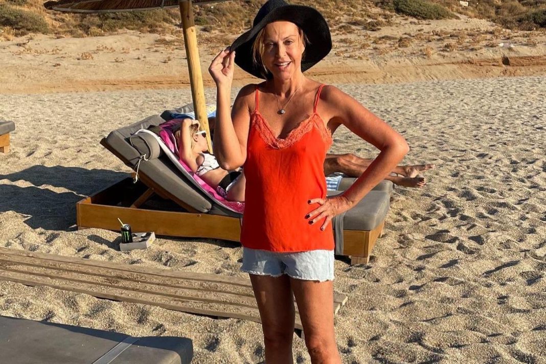 Η Αλεξάνδρα Παλαιολόγου στα 55 της ποζάρει με μπικίνι και μας αφήνει με το στόμα ανοιχτό
