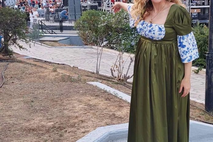 Αποκάλυψε την εγκυμοσύνη της στη συναυλία του Γιώργου Νταλάρα