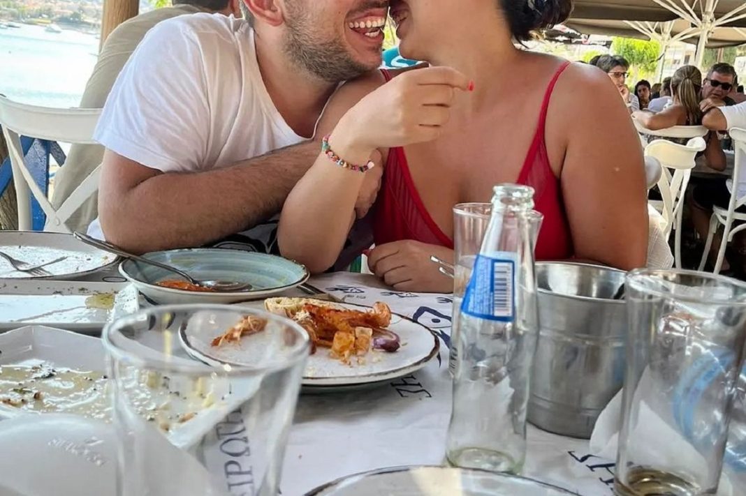 Τρυφερές στιγμές με τη σύντροφό του δίπλα στη θάλασσα για γνωστό ηθοποιό