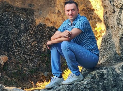 Αγγέλου: Το απίστευτο ποσό που παίρνει για τις επαναλήψεις των «Παρά πέντε» και «Σαββατογεννημένων»