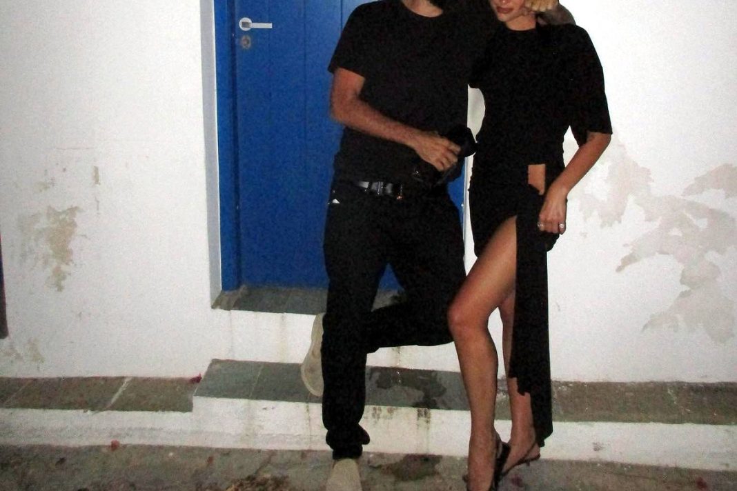 Ζουν τον έρωτά τους στη Σίφνο – Οι αγκαλιές στα σοκάκια του νησιού