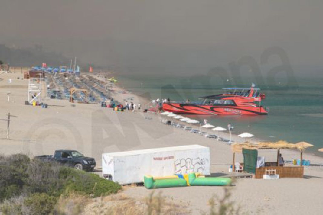 Πυρκαγιά στη Ρόδο: Την απομάκρυνση του άμαχου πληθυσμού θύμισαν οι εικόνες χιλιάδων ανθρώπων που έφυγαν με κάθε μέσο