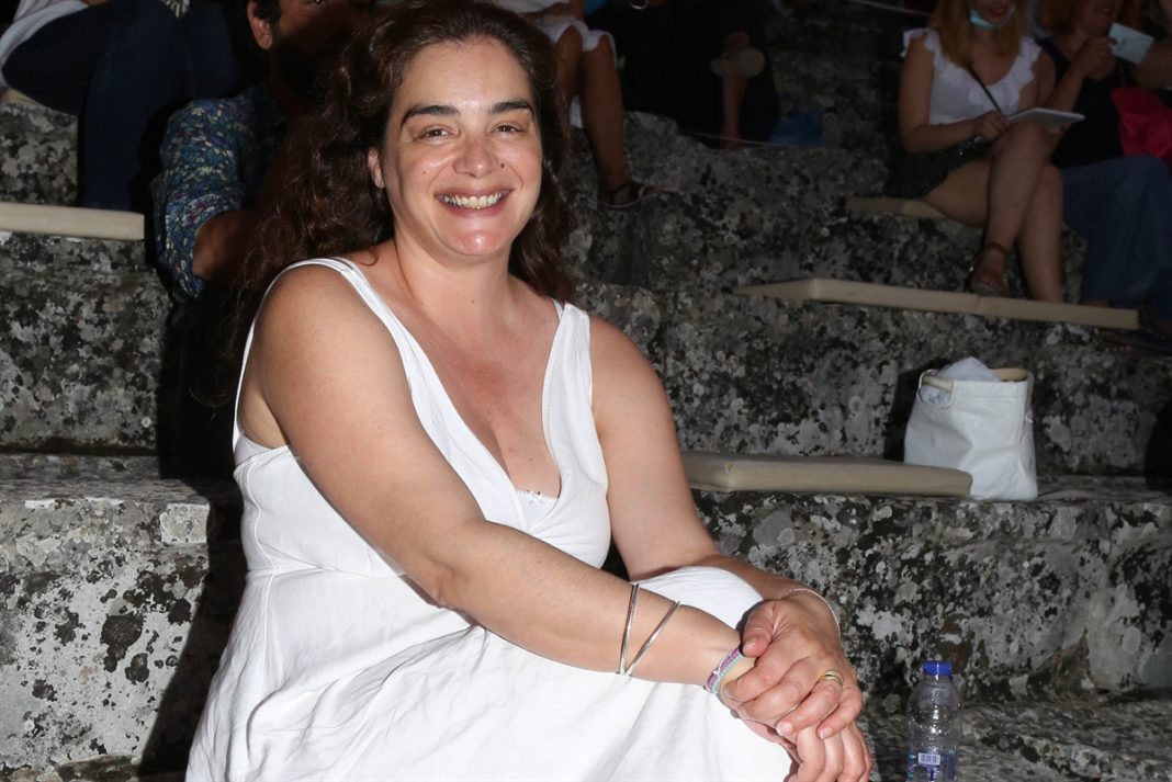 Η Γωγώ Μπρέμπου ποζάρει στην παραλία χωρίς το πάνω μέρος του μαγιό της