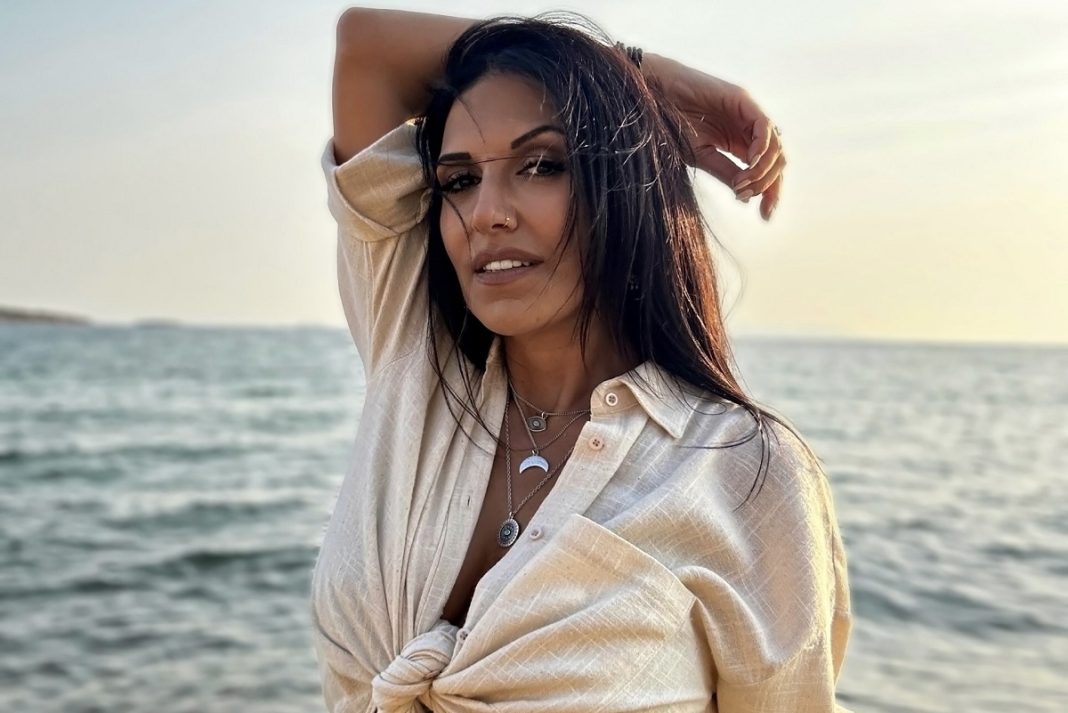 Μαρία Ιακώβου: Κυκλοφόρησε medley με τη μεγάλη της επιτυχία «Μαύρα Μεσάνυχτα»