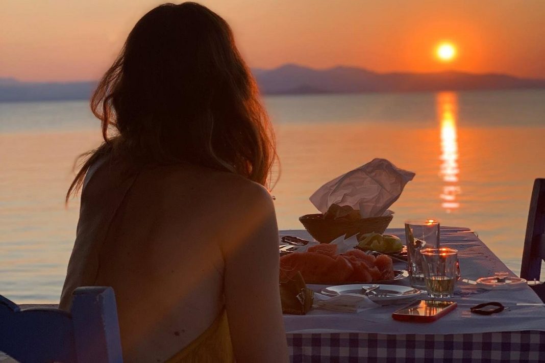 Δείπνο στο ηλιοβασίλεμα για τη γνωστή ηθοποιό