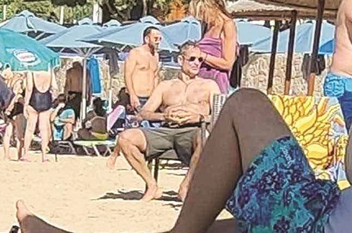Ο πρωθυπουργός στην παραλία με τη χώρα στο έλεος της πύρινης λαίλαπας