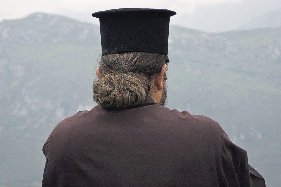 Ο ιερέας από τη Ρόδο υποστήριξε ότι άλειψε τον τουρίστα στους μηρούς για τα εκζέματα