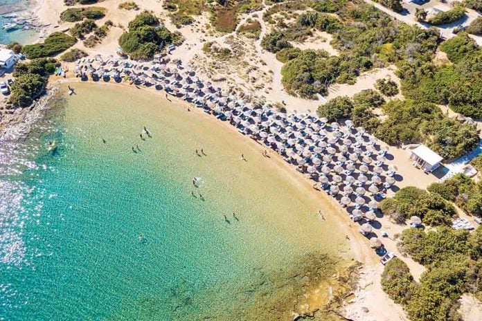 Πάρος: Όργιο αυθαιρεσίας με ξαπλώστρες και κατασκευές ακόμα και σε περιοχές Natura