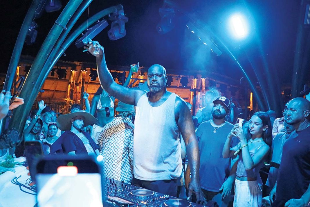Ο Σακίλ Ο' Νιλ «ντύθηκε» DJ Diesel σε ένα από τα μεγαλύτερα πάρτι του καλοκαιριού στη Μύκονο