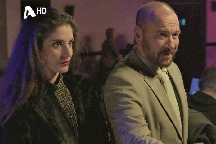 Η «Έλενα» του «Σασμού» ποζάρει με μαγιό κι αναστατώνει