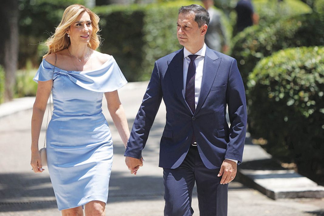 Xάρης Θεοχάρης: Από τη μία νέα υπουργικά καθήκοντα και από την άλλη κοσμικά event