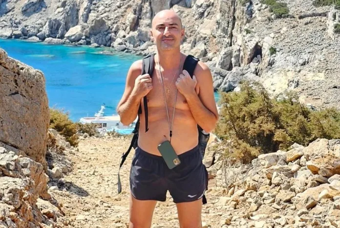 Ο Θανάσης Αλευράς πέταξε το μαγιό του και πόζαρε στην παραλία