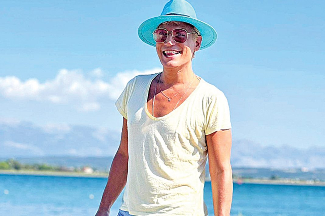 Διονύσης Ζάχος: H νέα μεταμόρφωση του performer σε Χαρούλα Αλεξίου στο σίριαλ «Maestro»
